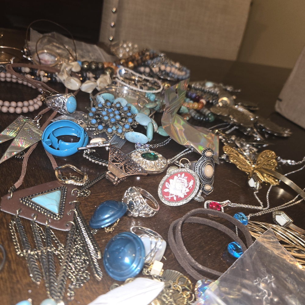 JEWELRY - Picture 2 of 2
